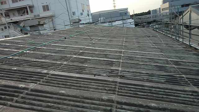 老朽化したスレート屋根