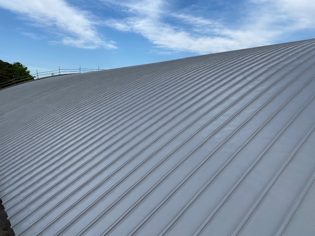 超速硬化ウレタンスプレー防水工事体育館施工後屋根のアップ