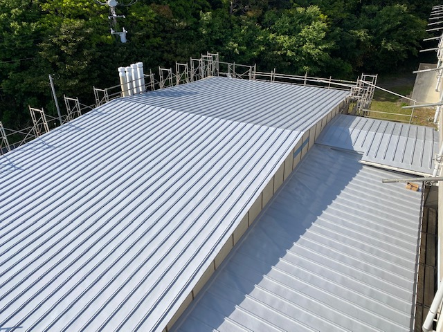 超速硬化ウレタンスプレー防水工事体育館施工後屋根の全体
