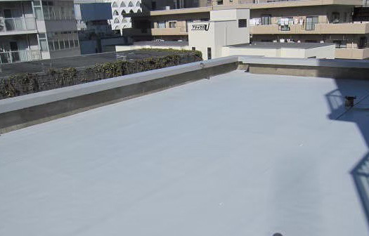 均一にシートの敷かれた屋根