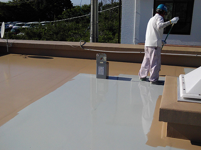 ウレタンを塗布する作業員