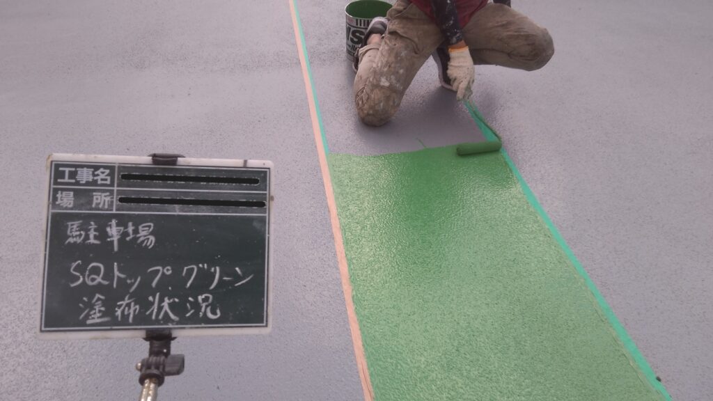 緑のラインを引く作業員