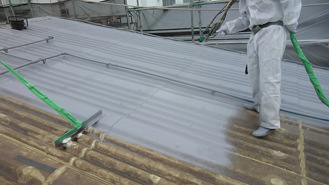 超硬化ウレタンスプレー塗布作業される工場の屋根