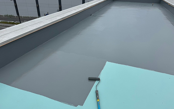 トップコートを塗布される屋根