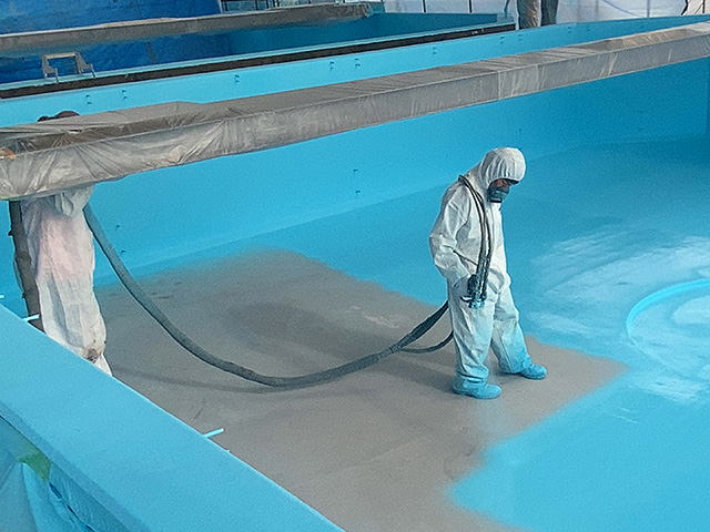 超硬化ウレタンスプレー防水工事の作業現場