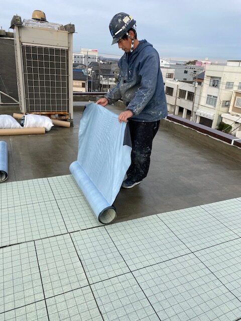 通気シートを貼る作業員