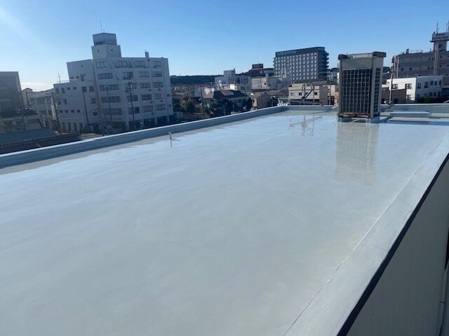 二層目のウレタン防水処理の完了した屋上