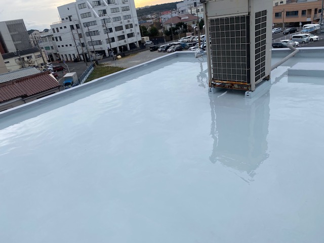 一層目のウレタン防水処理の完了した屋上