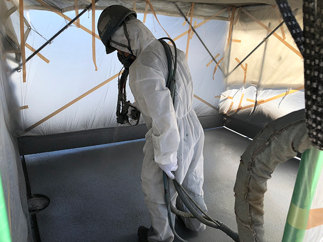 超速硬化ウレタンスプレー工事する作業員