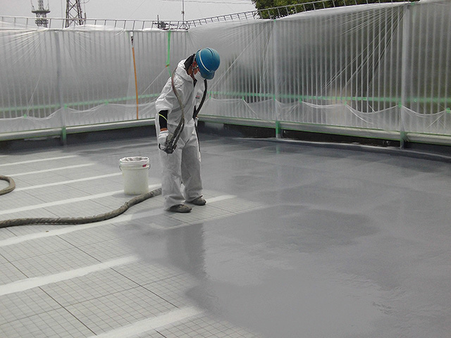 防水工事中の作業員