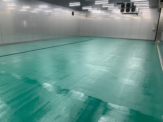 超速硬化ウレタンスプレー施工された工場の床