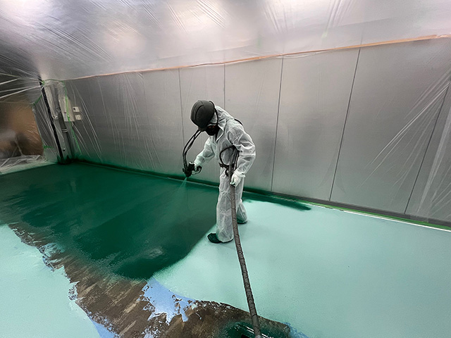 ウレタンスプレー防水工事される工場の床