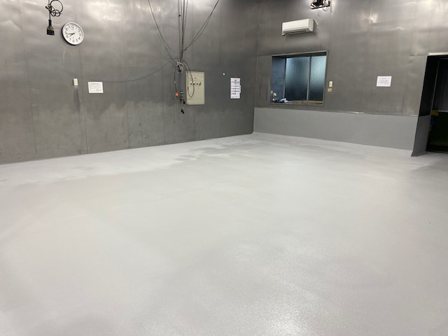 防水工事の完了した工場作業場の床