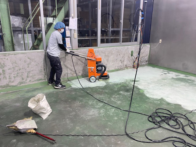 防水工事施工中の工場作業場の床