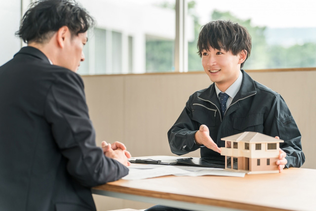 丁寧な説明をする社員