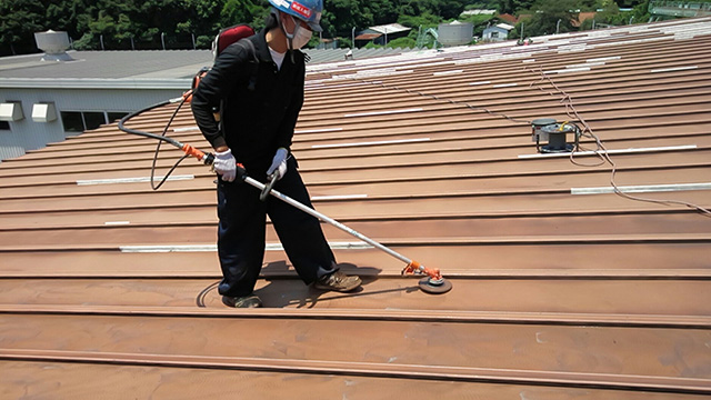 屋根の下地の研磨作業