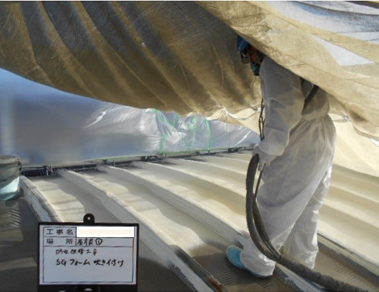 防水工事作業中の学校の屋根