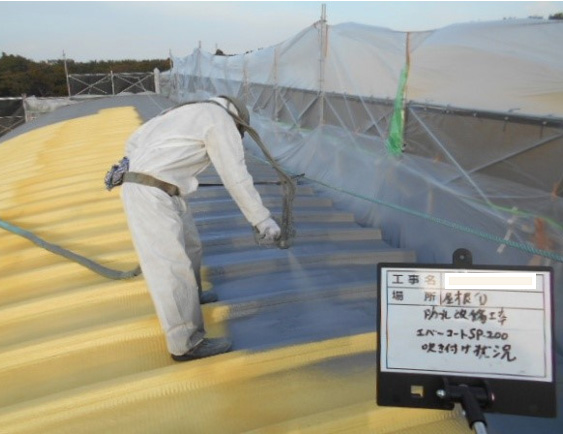 防水工事作業中の学校の屋根